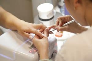 Elimină oja semipermanentă sau manichiura cu gel fără programare la salon