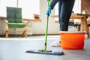 Cum să gestionezi eficient curățenia de la locul de muncă