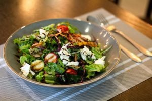 Cate calorii are o salata de la salad box