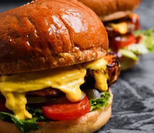Cate calorii are un cheeseburger