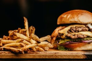 Cate calorii are un hamburger