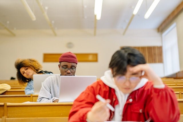 Cuvantul Examen despartit in silabe