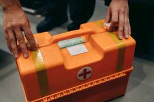 Ce conține un kit de prim ajutor pentru mașină