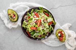 Salată de avocado cu quinoa