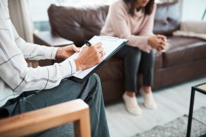 Cum te poate ajuta o clinică de psihologie să depășești anxietatea și stresul zilnic