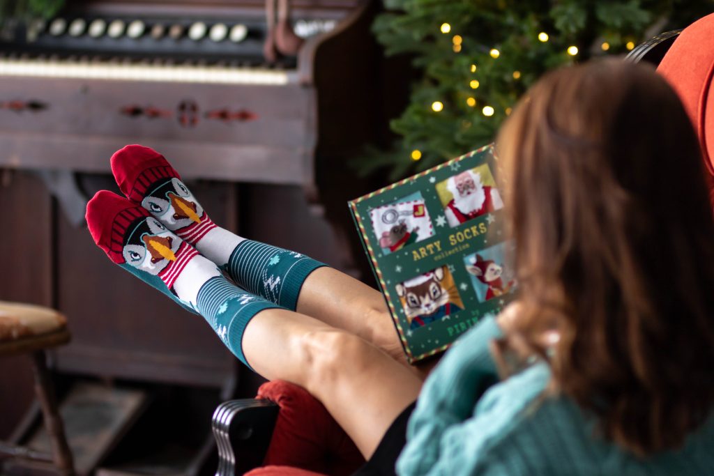 De ce șosetele cu tematică de Crăciun stârnesc zâmbete și devin favoritele sezonului