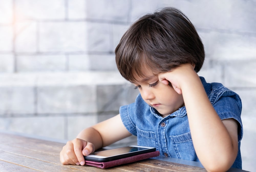 Telefonul îi creează anxietate copilului tău Ce spun studiile și ce poți face tu, ca părinte