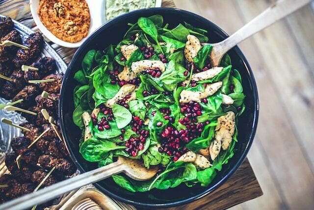 Cate calorii are o salata cu pui