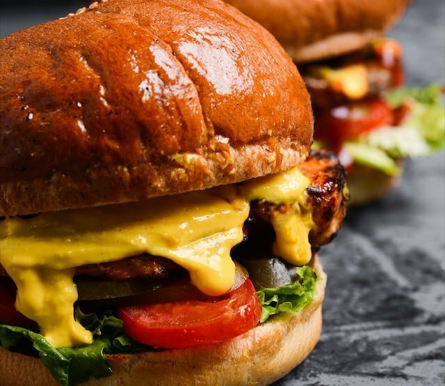 Cate calorii are un cheeseburger