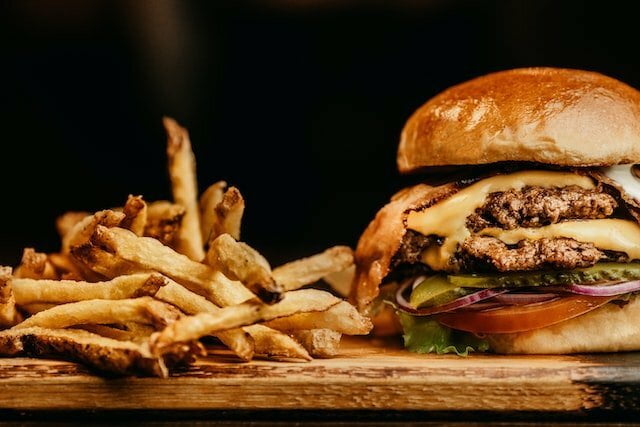 Cate calorii are un hamburger