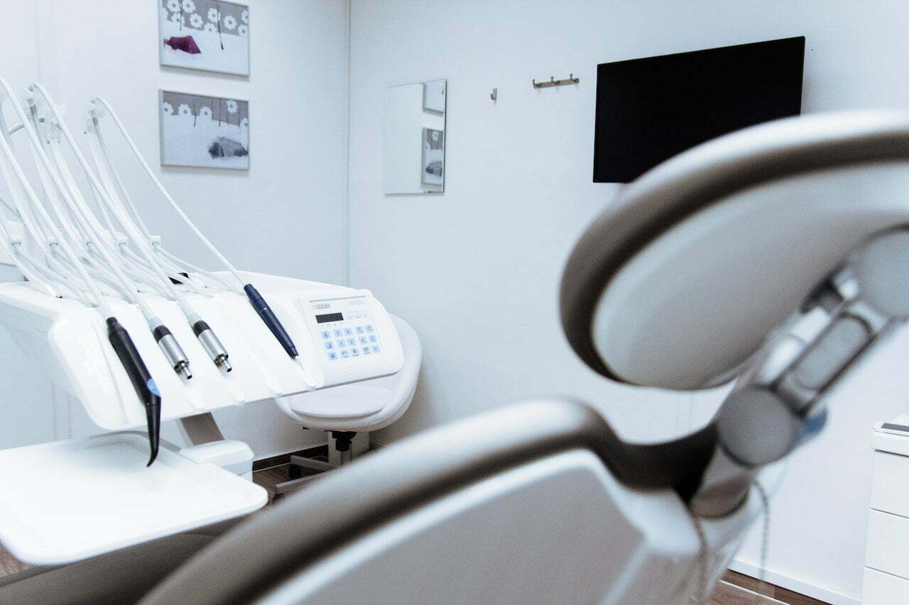 Ce este un microsablator dentar si cum il alegi pe cel potrivit
