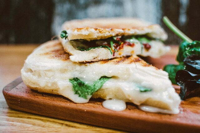Cate calorii are un sandwich de la fast food