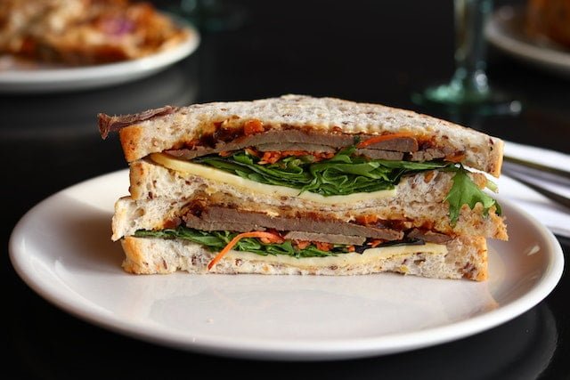 Cate calorii are un sandwich
