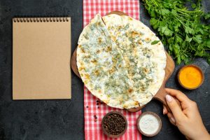 Cum se prepară o Pizza Crudo Rucola