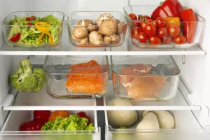 Cum să &icirc;ți organizezi frigiderul pentru a reduce risipa alimentară și a economisi bani