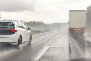 Ce &icirc;nseamnă dacă mașina trage &icirc;ntr-o parte la fr&acirc;nare